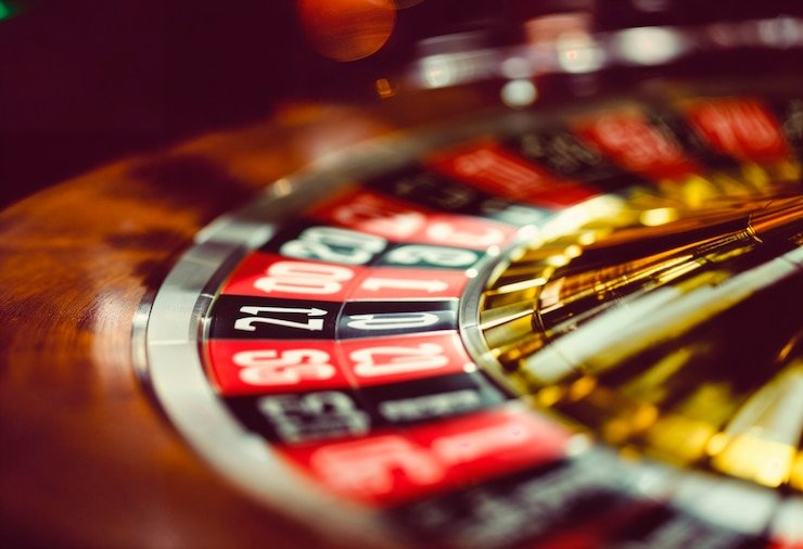 Live host announcement and result reveal on granat slot game show